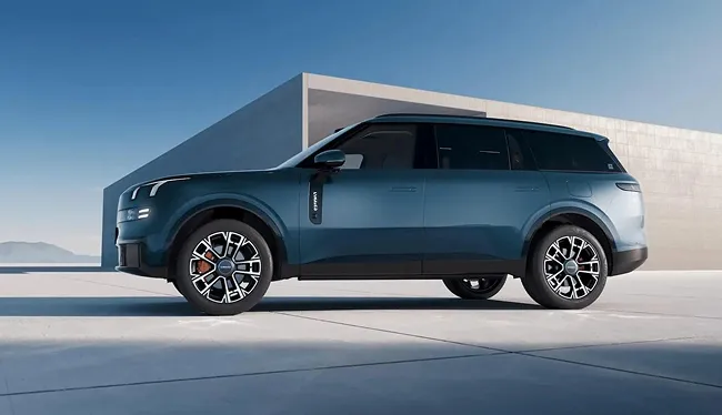 Экстерьер Lynk & Co 900 сочетает передовые технологии и выразительный дизайн, создавая гармонию света,
формы и динамики